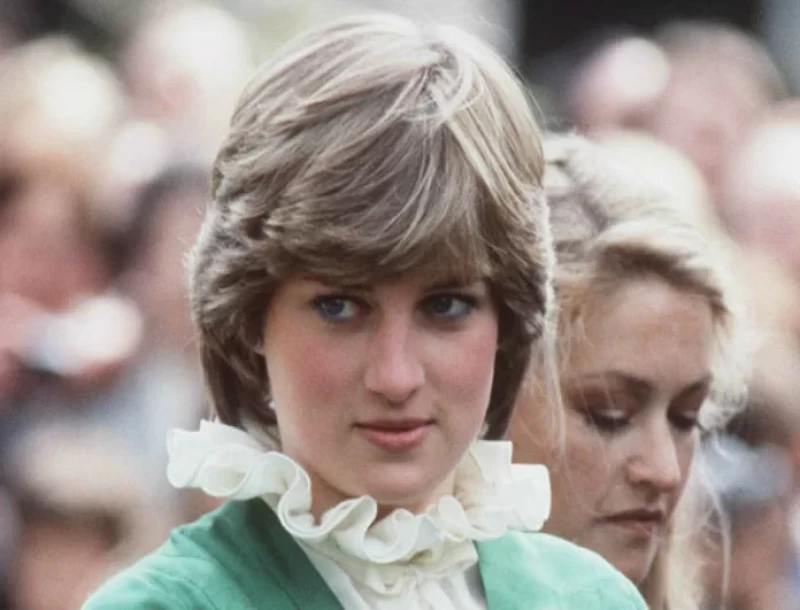 Έγιναν ρεζίλι στο Buckingham! Η Diana όχι μόνο δεν ήταν γαλαζοαίματη αλλά δούλευε και ως...