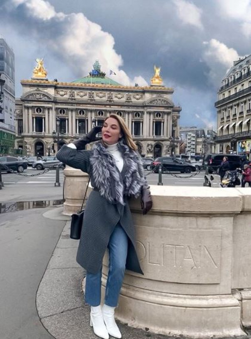 Τατιάνα Στεφανίδου μποτάκια ζακέτα Παρίσι εμφάνιση