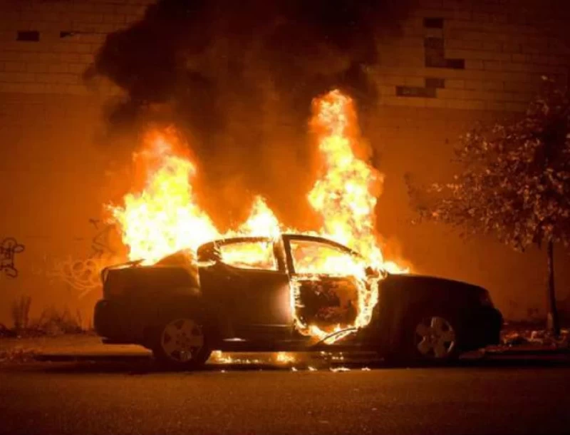 Νύχτα φρίκης στο Κολωνάκι! Έβαλαν φωτιά σε τρία αυτοκίνητα!