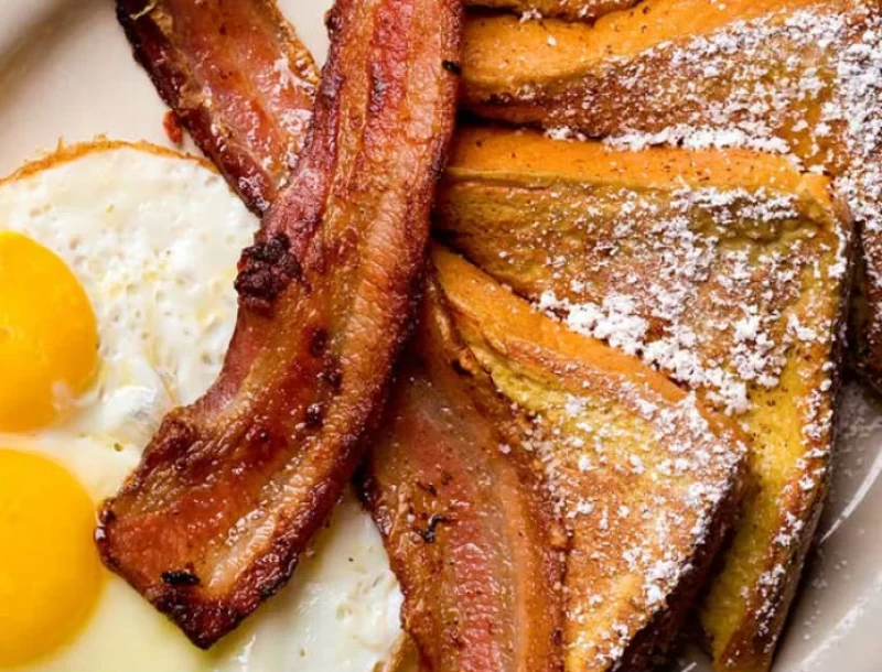 Φτιάξτε το καλύτερο πρωινό που έχετε φάει ποτέ στην ζωή σας! Τηγανισμένο τοστ με τραγανό μπέικον!
