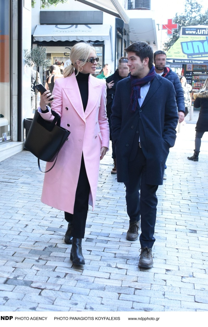 Βαίλης Μαυραγάνης - Κατερίνα Καινούργιου με ροζ παλτό