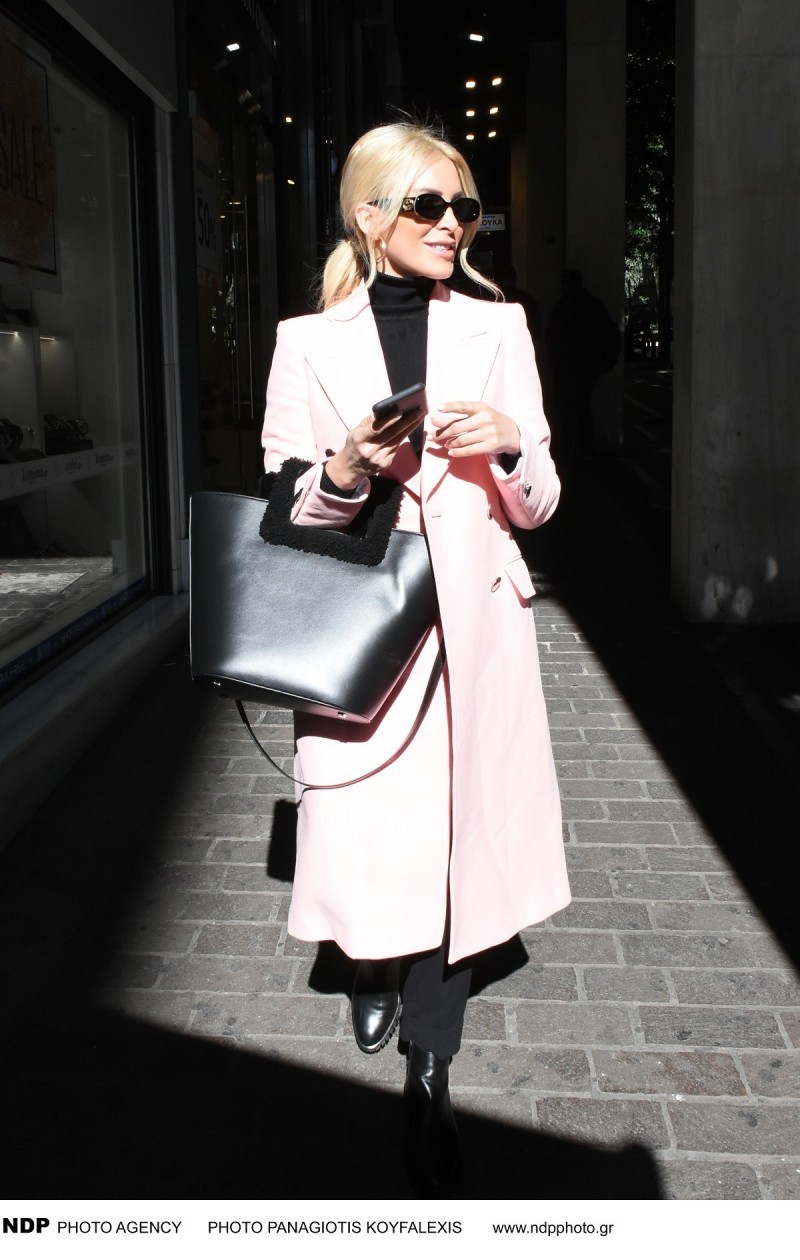 Κατερίνα Καινούργιου με ροζ παλτό
