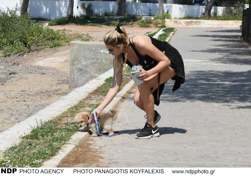 Κωνσταντίνα Σπυροπούλου με σκύλο