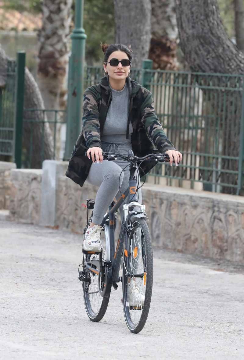Μαρία Καζαριάν με ποδήλατο