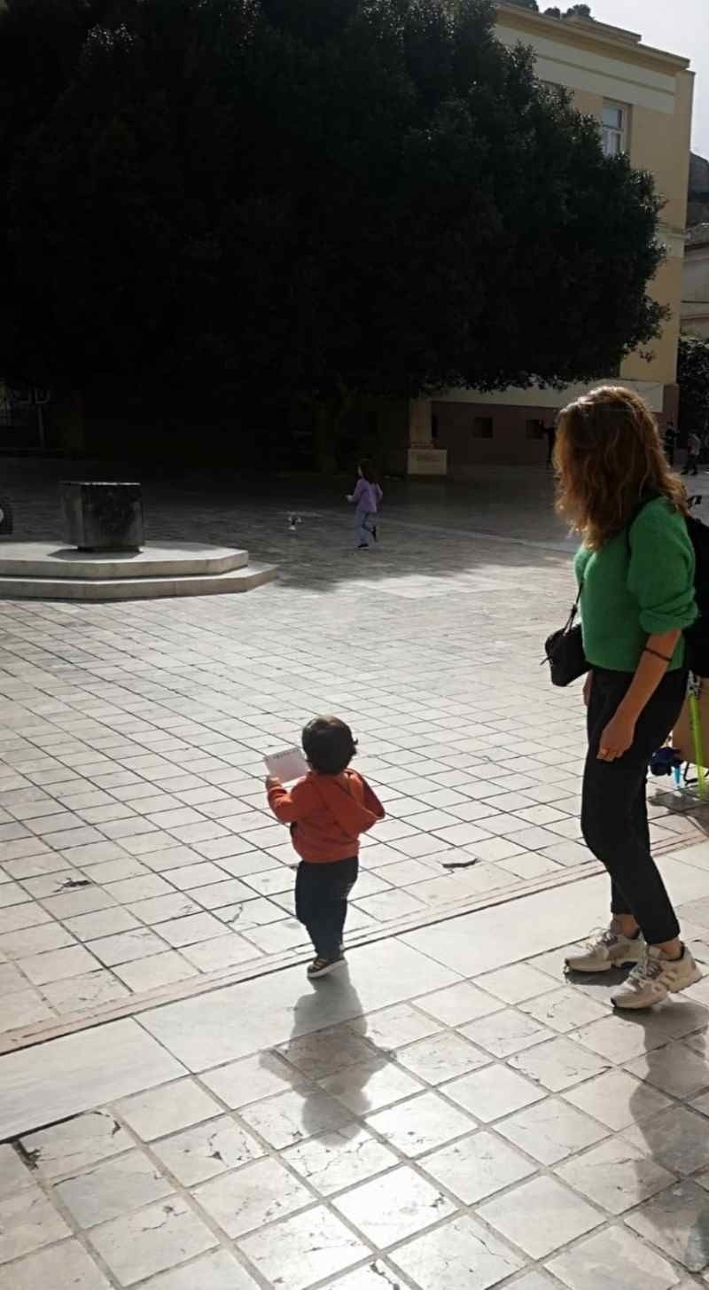 Κατερίνα Παπαουτσάκη με παιδί στο Ναύπλιο
