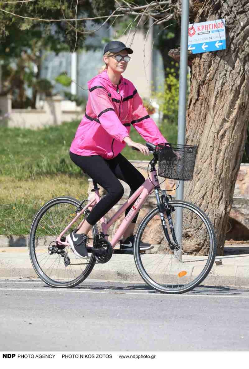 Σάσα Σταμάτη με ποδήλατο στην Μάνδρα