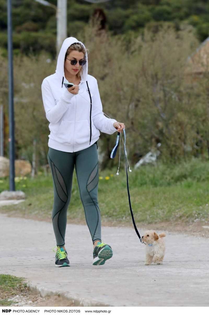 Κωνσταντίνα Σπυροπούλου βόλτα με σκύλο