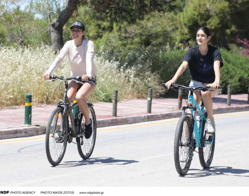 Εύη Βατίδου - Μάιρα Κούγια βόλτα με ποδήλατα