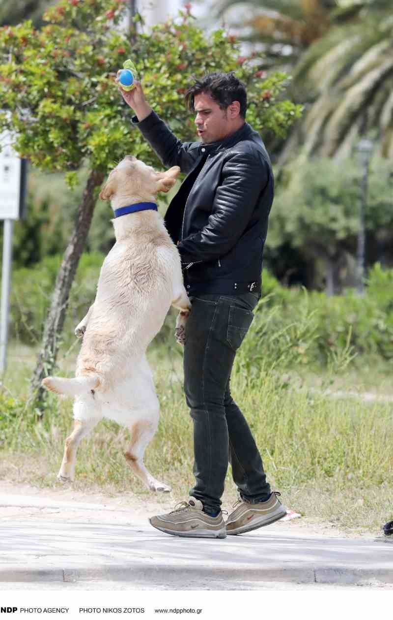 Δημήτρης Ουγγαρέζος παίζει με σκύλο