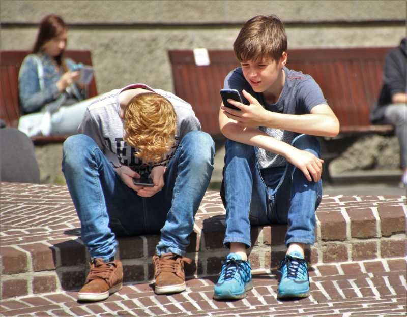 έφηβοι με κινητά τηλέφωνα