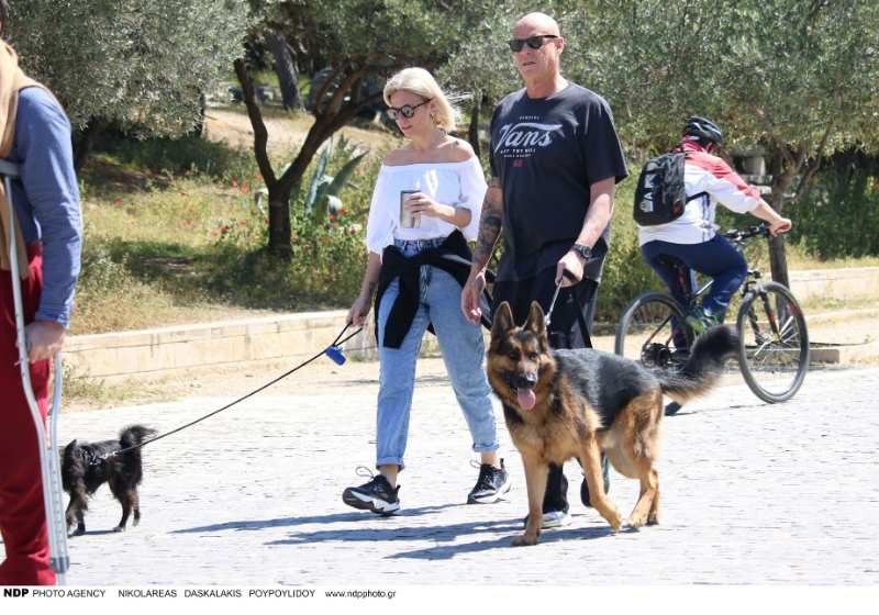  Χριστίνα Κοντοβά - Τζώνη Καλημέρης βόλτα με σκυλιά