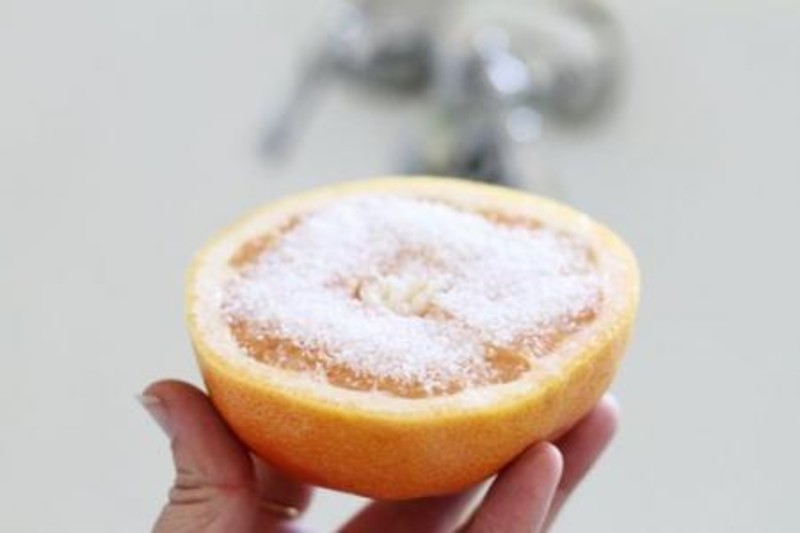 πορτοκαλί και αλάτι καθαρισμός μπανιέρας