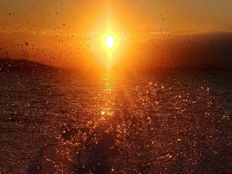 Στράτος Τζώρτζογλου Μαριόλα διακοπές με σκάφος ηλιοβασίλεμα
