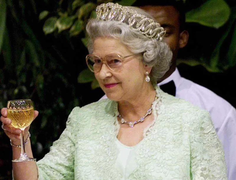 Αποκάλυψη που «καίει» τη Βασίλισσα Ελισάβετ και το Buckingham