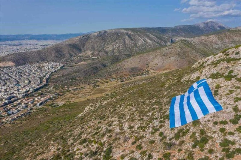 ελληνική σημαία 28η οκτωβρίου υμηττός