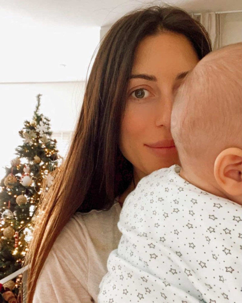 Η Φλορίντα Πετρουτσέλι φωτογραφίζεται αγκαλιά με τον 6 μηνών γιο της