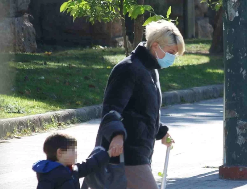 Σαν άλλος άνθρωπος η Σία Κοσιώνη στο δρόμο με το γιο της - Τρομερή διαφορά