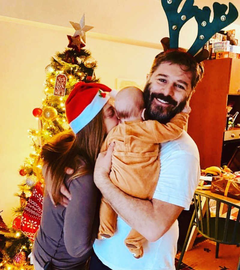 «Λιώσαμε« με την χριστουγεννιάτικη φωτογραφία με την οικογένεια του μπουρδούμη