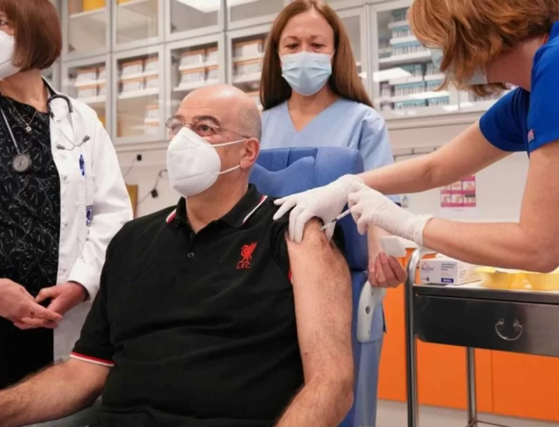 Κορωνοϊός: Εμβολιάστηκε ο Νίκος Δένδιας