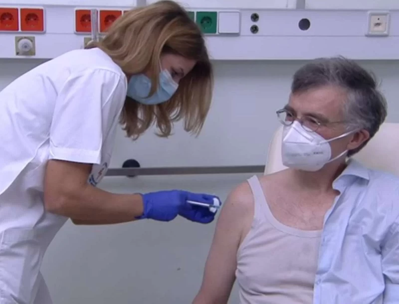 Κορωνοϊός: Εμβολιάστηκε και ο Σωτήρης Τσιόδρας
