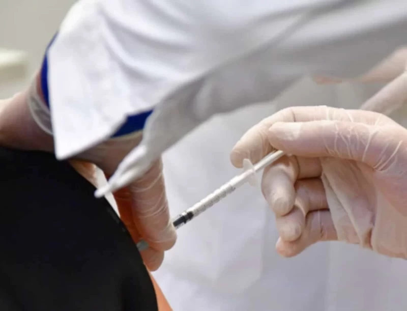 Κορωνοϊός: Λιποθύμησε νοσηλεύτρια μετά την δεύτερη δόση του εμβολίου