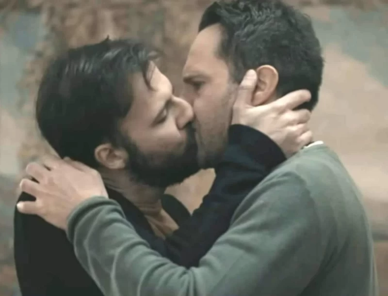 Μέμος Μπεγνής: Η σκηνή με τον συμπρωταγωνιστή του και το gay φιλί που προκάλεσε αντιδράσεις