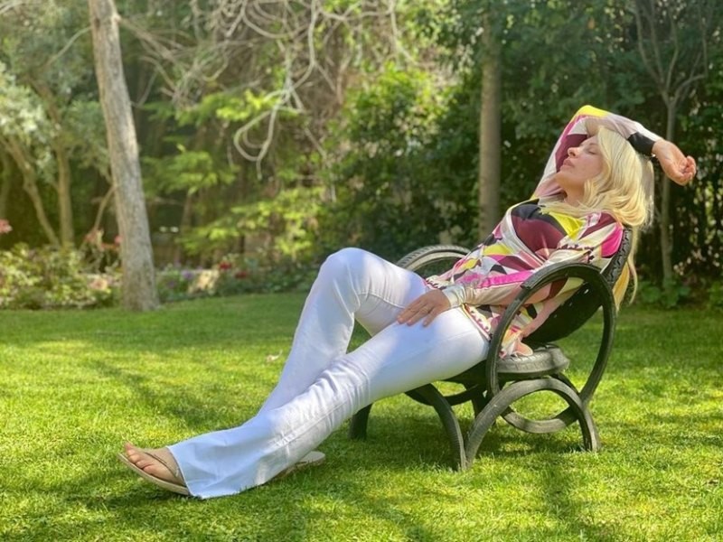 Ελένη Μενεγάκη αποκοιμήθηκε στον κήπο του σπιτιού της