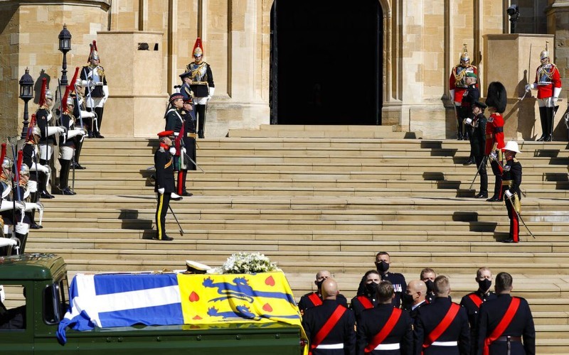 Κηδεία πρίγκιπα Φίλιππου το ελληνικό στοιχείο πάνω στην σημαία του φέρετρου του