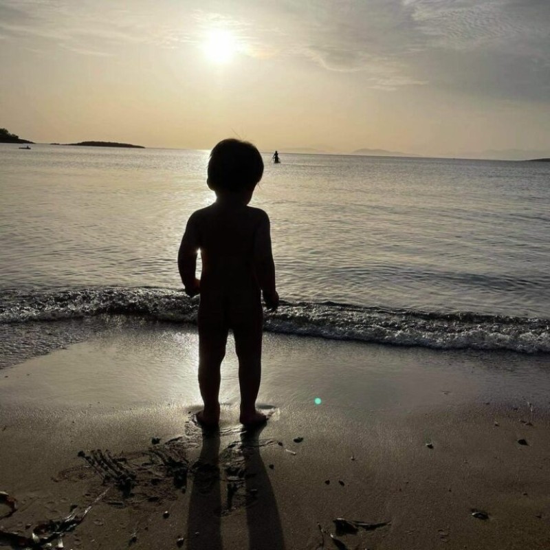 Φωτεινή Αθερίδου εξόρμηση στην παραλία μαζί με τον 2,5 ετών γιο της