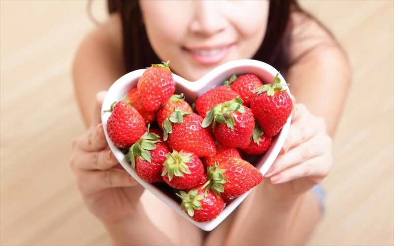 Οι φράουλες είναι πλούσιες σε βιταμίνη C, κάλιο, φολικό οξύ και φυτικές ίνες