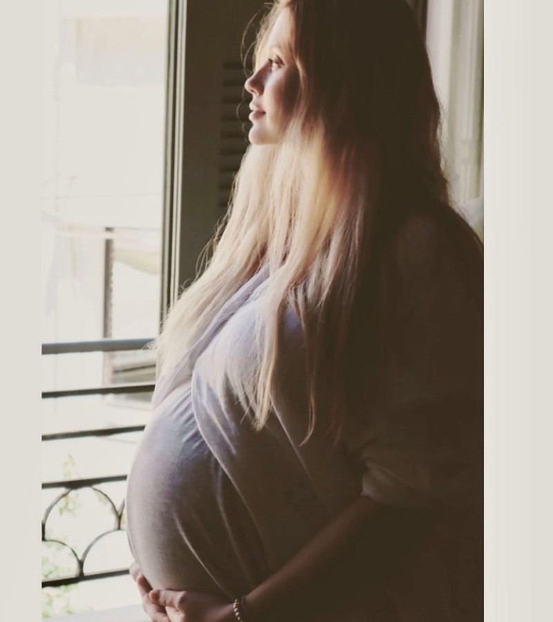 Κωνσταντίνα Κομματά ποζάρει με την φουσκωμένη της κοιλίτσα λίγο πριν γεννήσει