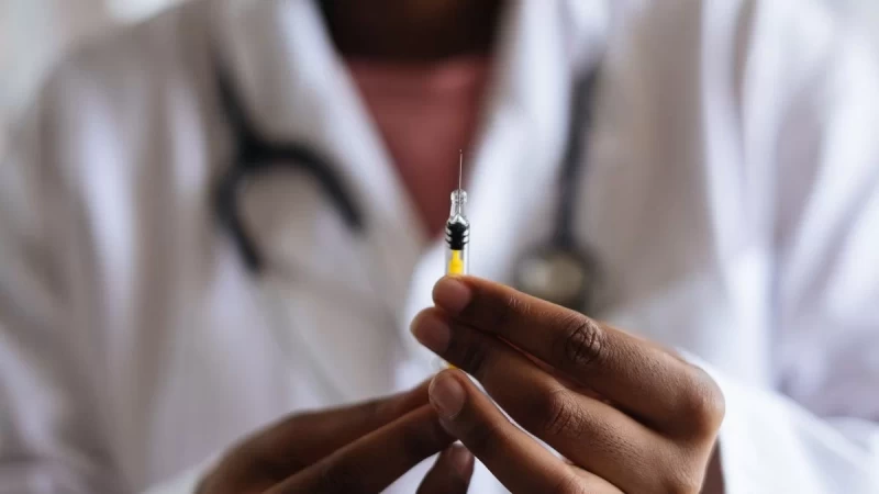 Κορωνοϊός: Συναγερμός για τα εμβόλια AstraZeneca και Johnson&Johnson