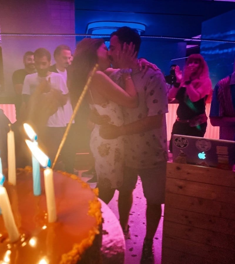 Κατερίνα Παπουτσάκη τα καυτά φιλιά με τον σύζυγο της στο πάρτι γενεθλίων του