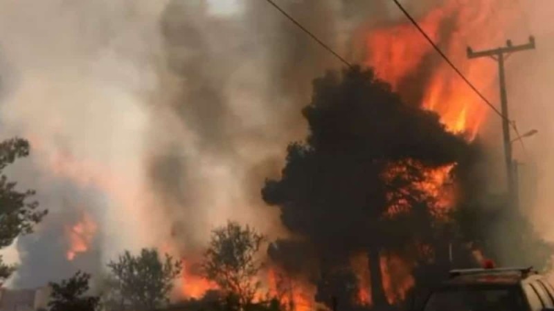 Φωτιά στη Γορτυνία μέσα στο χωριό Δωδεκάμετρο οι φλόγες