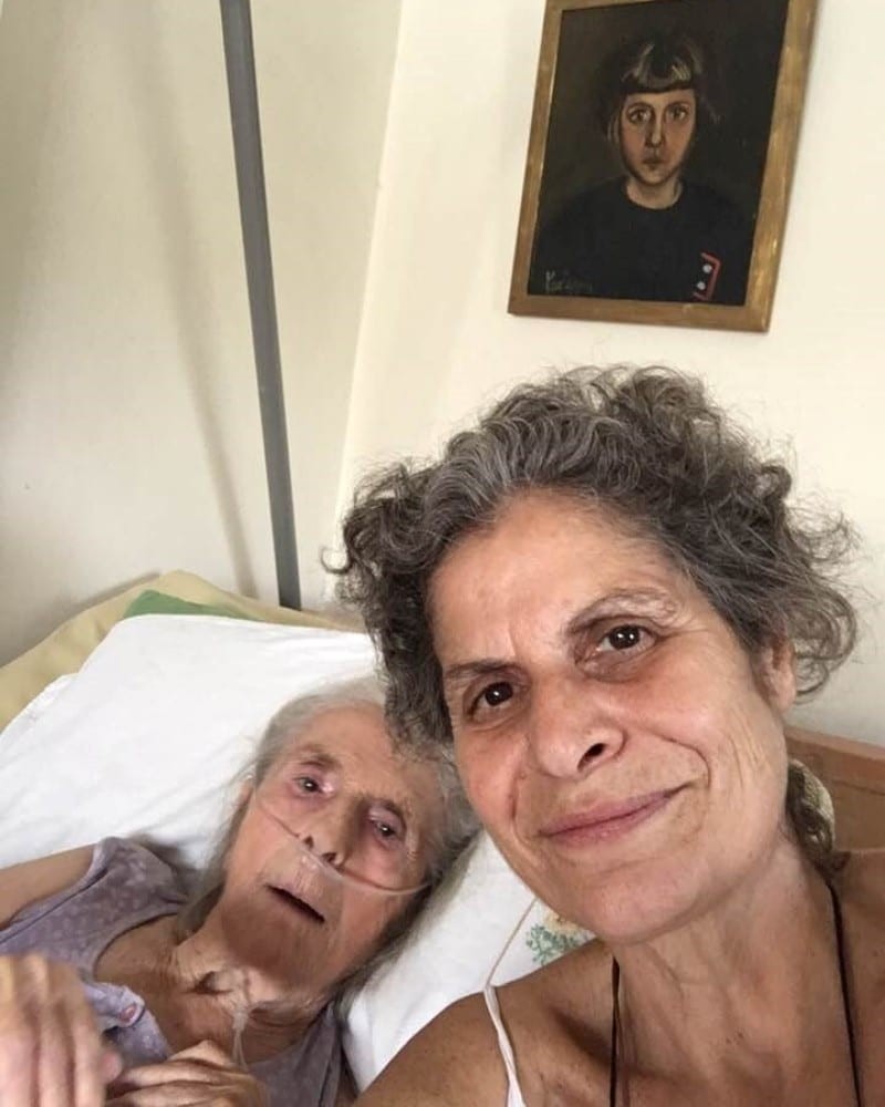  Μαργαρίτα Θεοδωράκη η φωτογραφία με την μητέρα της λίγες μέρες μετά την απώλεια του Μίκη Θεοδωράκη