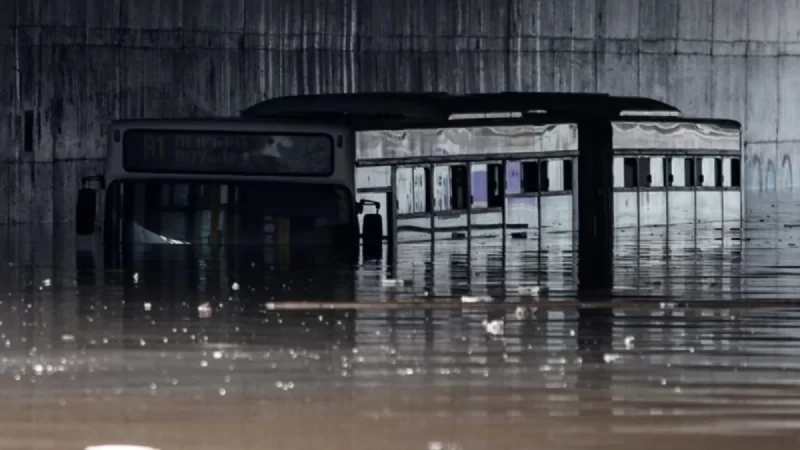 Κακοκαιρία «Μπάλλος»: Λεωφορείο καλύφθηκε σχεδόν ολόκληρο από το νερό