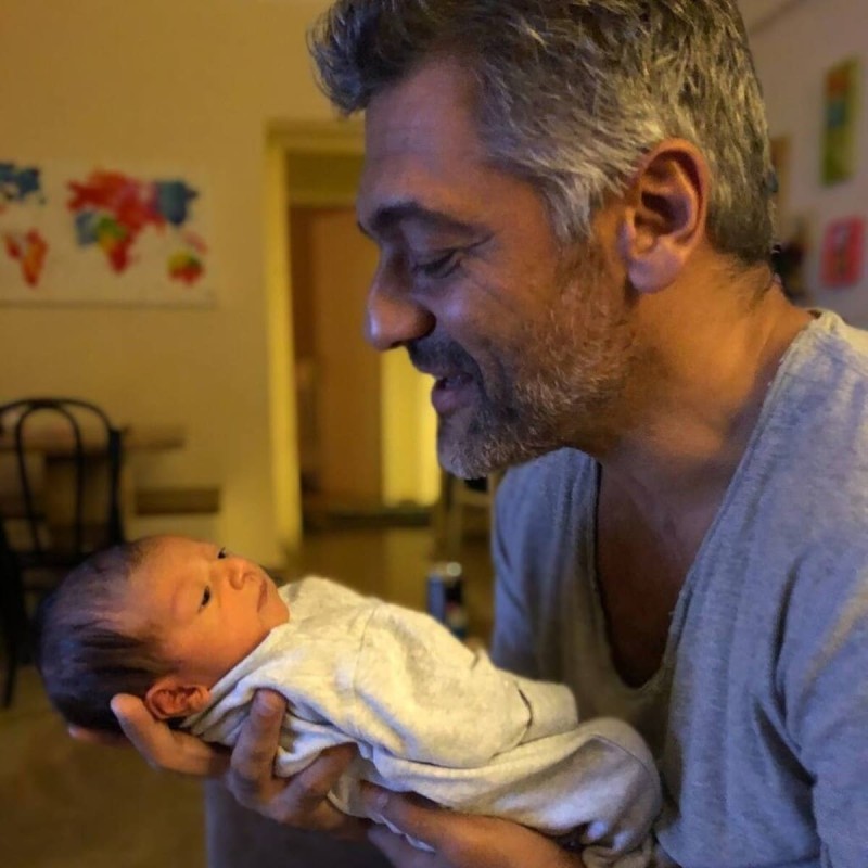 Στέλιος Κρητικός μας έδειξε για πρώτη φορά την νεογέννητη κόρη του 