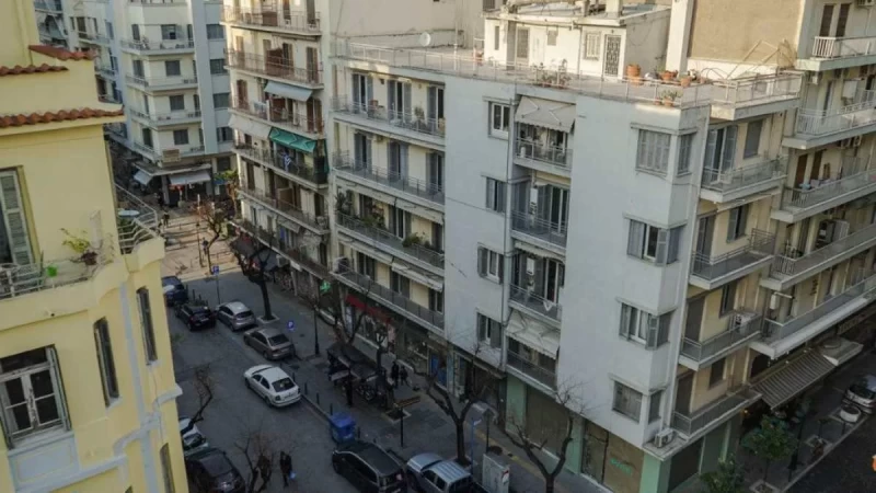 Θεσσαλονίκη: Εξάχρονο κορίτσι έπεσε στο κενό από 2ο όροφο πολυκατοικίας - Ποια είναι η κατάσταση της υγείας της;