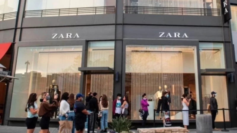 Το έχουν λατρέψει όλες οι γυναίκες - Το χρυσό φόρεμα των Zara που θα κάνει ουρές στα ταμεία