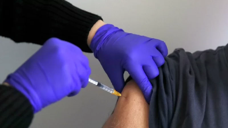 Κορωνοϊός: Εξετάζεται ο υποχρεωτικός εμβολιασμός για τους άνω των 50 ετών