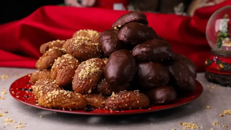 Το απόλυτο μυστικό για τα πιο λαχταριστά μελομακάρονα με σοκολάτα από τον Γιώργο Τσούλη