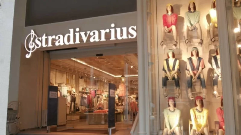 Λευκά μποτάκια με εσωτερική γούνα στα Stradivarius - Είναι η τελευταία τάση της μόδας