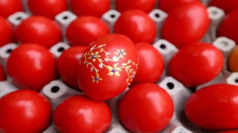 Πάσχα: Έτσι θα βγουν κατακόκκινα και γυαλιστερά τα αυγά - Τα μυστικά για τέλειο αποτέλεσμα 