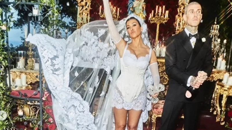 Ντυμένοι από πάνω μέχρι κάτω με Dolce&Gabbana - O υπερπαραγωγή γάμος της Kourtney Kardashian και του Travis Barker