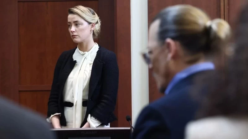 Γιατί δε ρίχνει ούτε βλέμμα ο Johnny Depp στην πρώην σύζυγό του κατά τη διάρκεια της δίκης