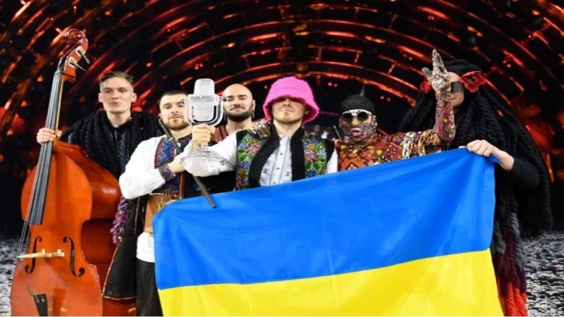 Kalush Orchestra: Το αστρονομικό ποσό που συγκέντρωσαν από την πώληση του τροπαίου της Eurovision