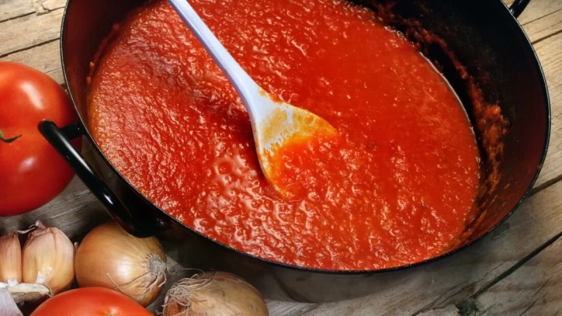 Το μυστικό της γιαγιάς: Ρίξε μαγειρική σόδα στην κόκκινη σάλτσα λίγο πριν την βάλεις στα μακαρόνια