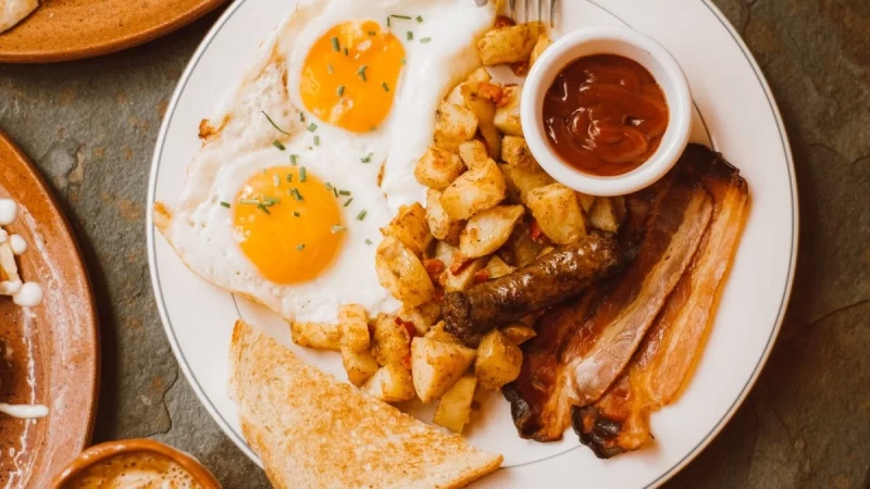 Μην το κάνεις ποτέ κι αν το κάνεις σταμάτα: 3 τρόφιμα που δεν πρέπει να τρως μαζί με αυγό