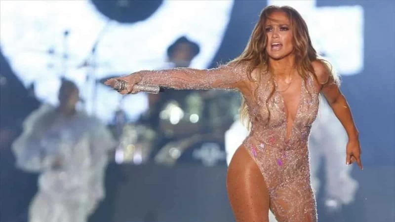 Μαυρισμένη με μπικίνι και κοιλιακούς - Η Jennifer Lopez βάζει κάτω πολλές εικοσάρες στο νέο της βίντεο