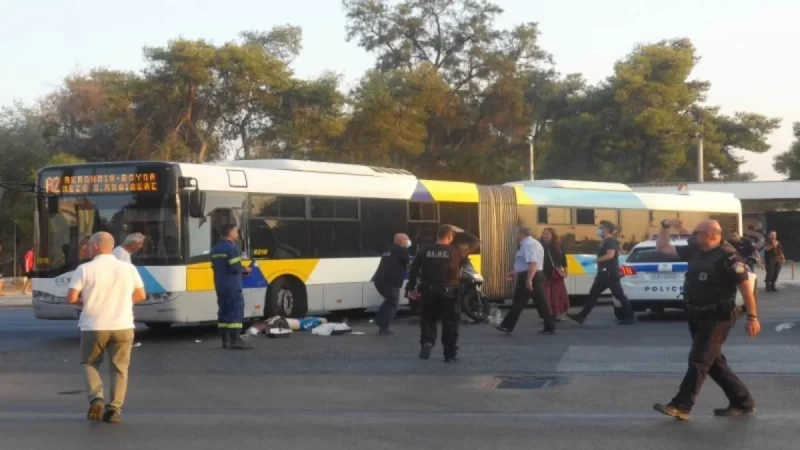 Τρομακτικό τροχαίο στην παραλιακή - Εικόνες από τη σύγκρουση μηχανής με αστικό λεωφορείο